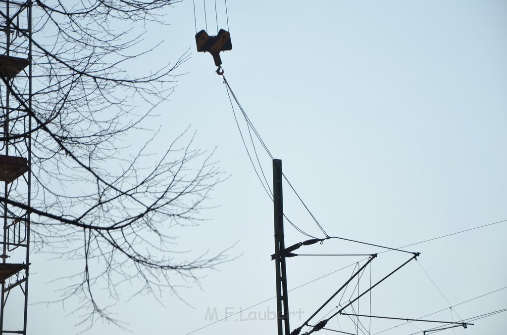 Einsatz BF Koeln Kran beruehrt Oberleitung DB Koeln Gremberg Taunusstr P013.JPG